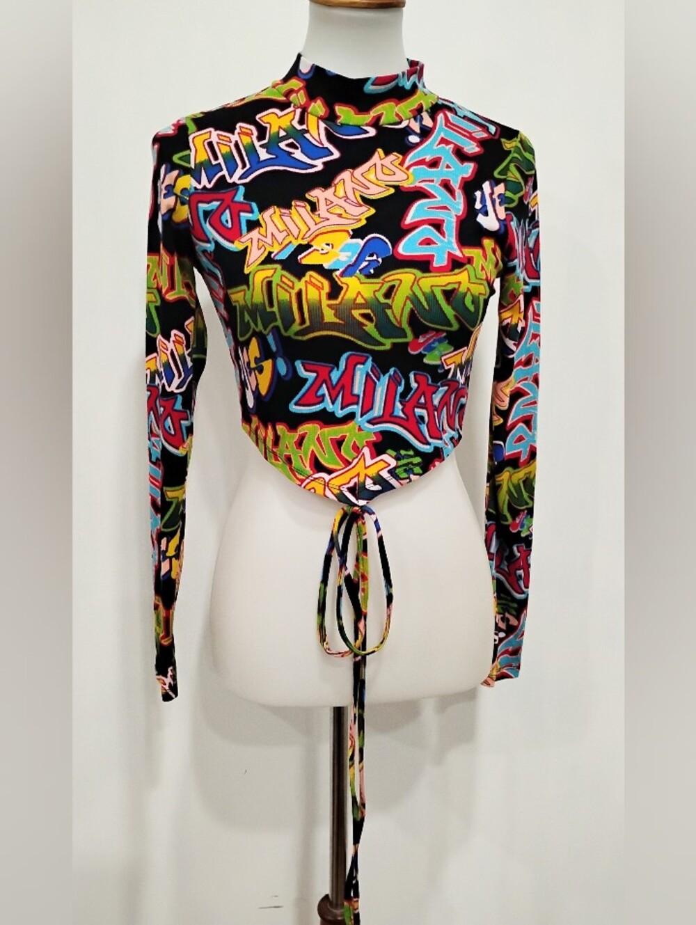 JUST POLLY GRAPHIC CROPPED TOP